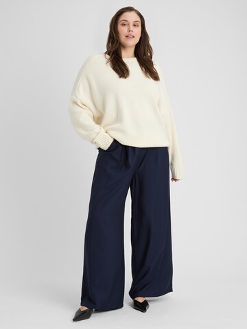 mėlyna Guido Maria Kretschmer Curvy Plačios klešnės Klostuotos kelnės 'Finja'