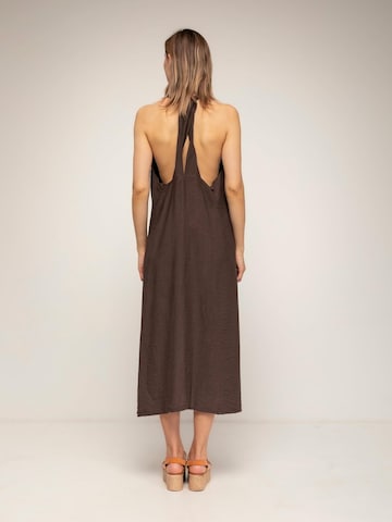 Tantra - Vestido 'vestido amplio midi con cuello halter (Brown)' en marrón