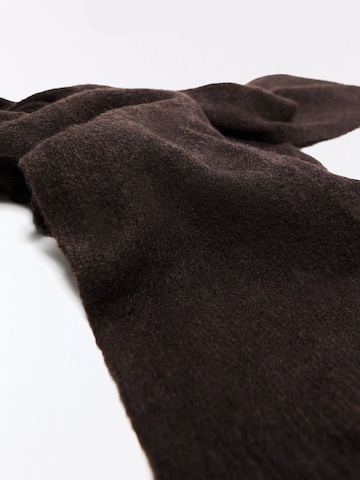 Bershka Sjaal in Bruin