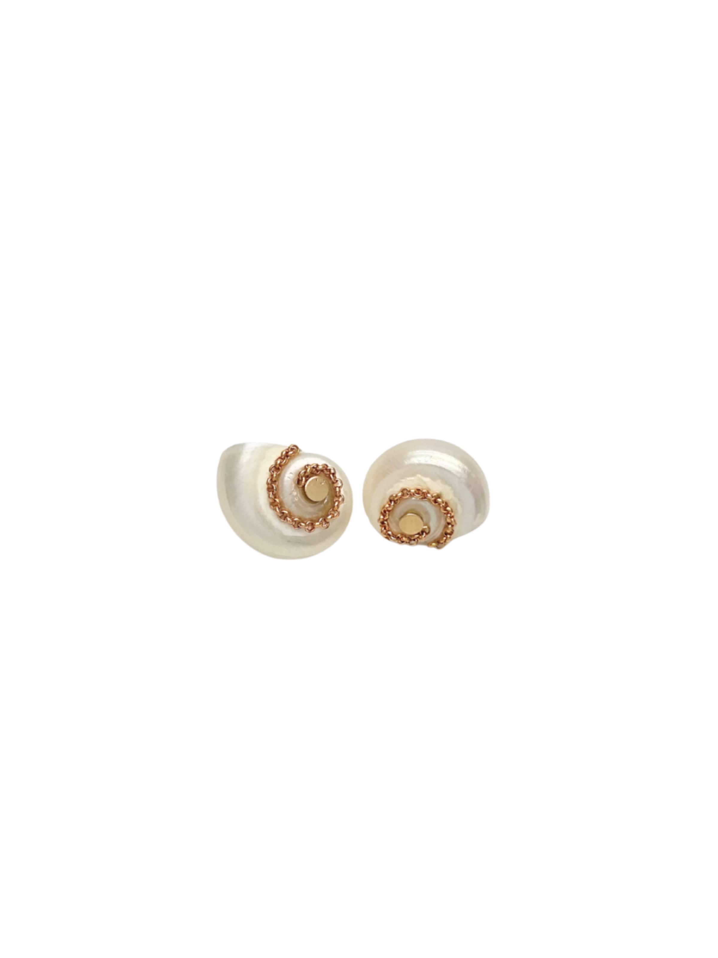 Boucles d'oreilles 'Boucles coquillage Céleste' LA MAISON GISEL B. en blanc : devant