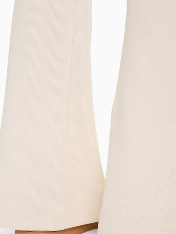 Bershka Rozkloszowany krój Spodnie w kolorze beżowy