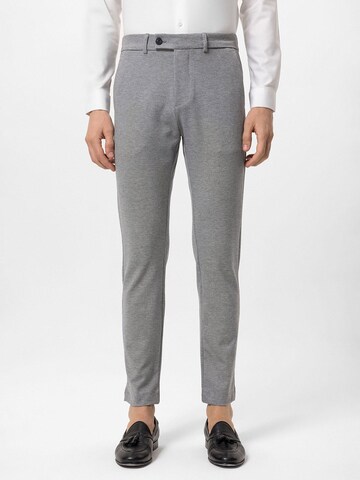 Coupe slim Pantalon Antioch en gris : devant