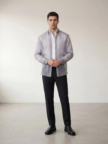 Fit confort Chemise 'The Jacob Organza Overshirt' ARMIE en gris