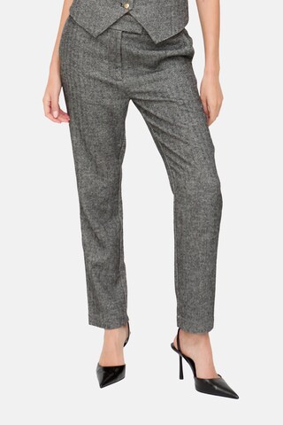 lily and lionel Regular Chino trousers 'Pandora' in Grey: front