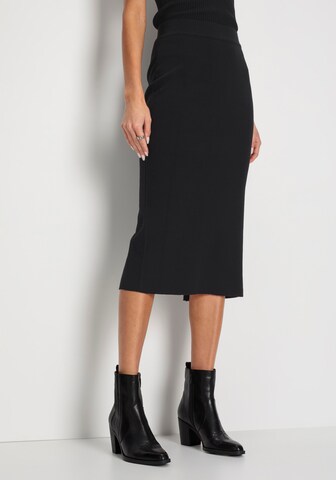 HECHTER PARIS Skirt in Black: front