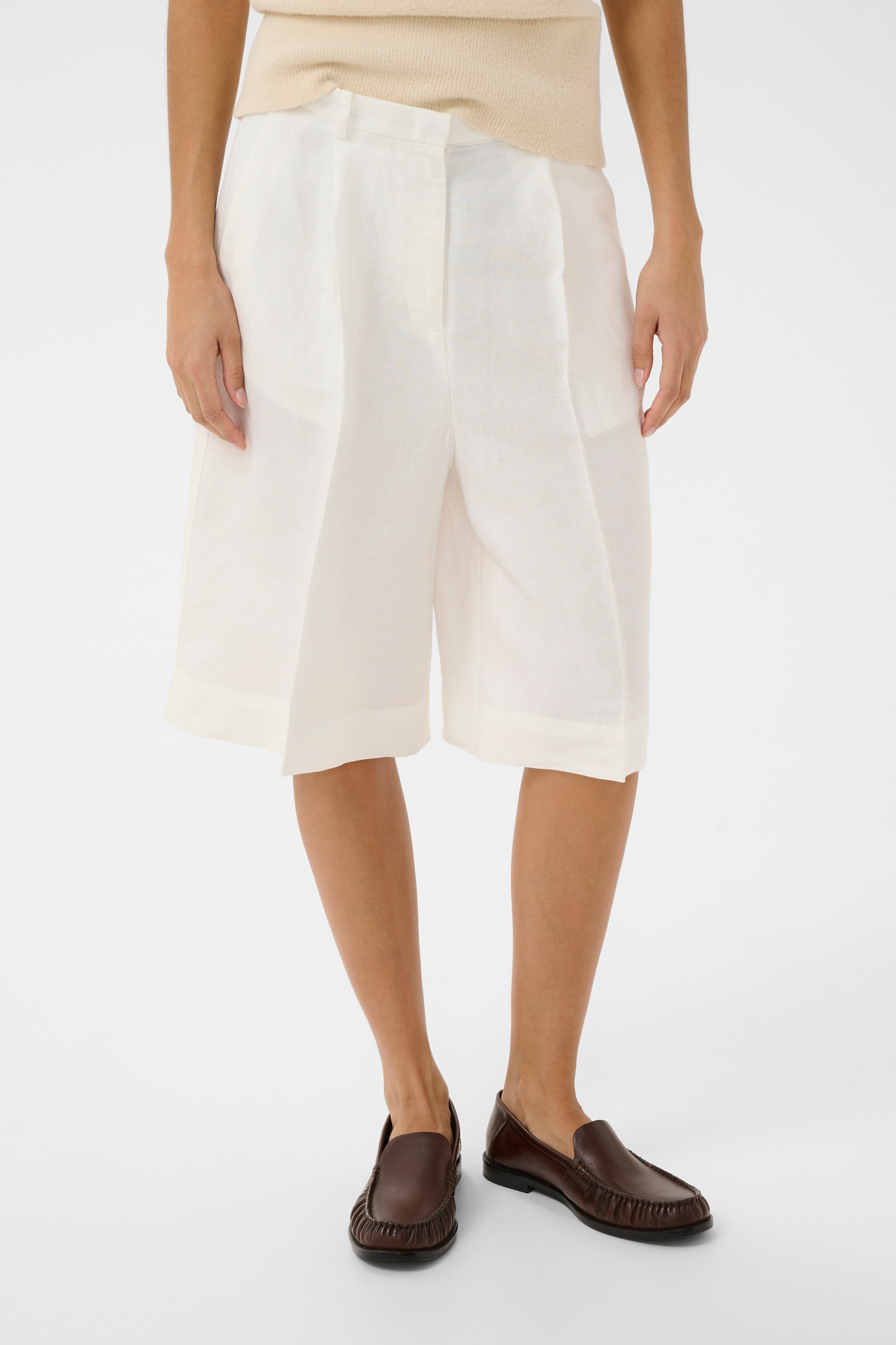 Regular Pantalon à plis 'SLRagna Malika' SOAKED IN LUXURY en blanc