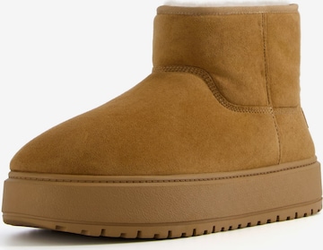 Bershka Boots in Beige: front