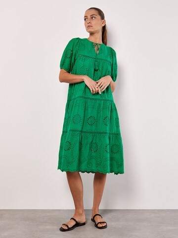 Robe Apricot en vert