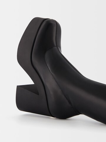 Botine de la Bershka pe negru