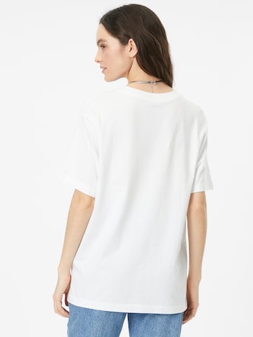 T-shirt Nike Sportswear en blanc