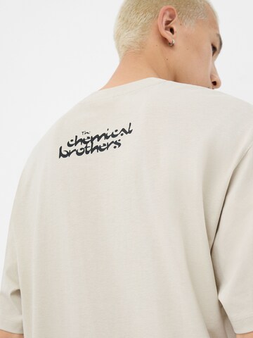 T-Shirt 'CHEMICAL BROTHERS' Bershka en blanc