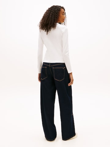 Tricou de la Tommy Jeans pe alb