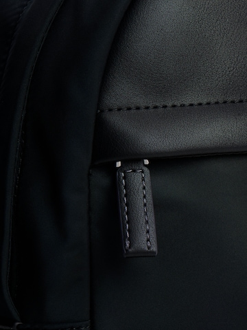 TOMMY HILFIGER Crossbody Bag in Black