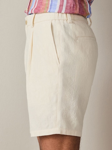 regular Pantaloni con pieghe di Next in beige