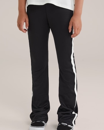 WE Fashion Rozkloszowany krój Legginsy w kolorze czarny: przód