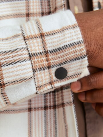 Coupe regular Veste mi-saison 'JJZac' JACK & JONES en blanc