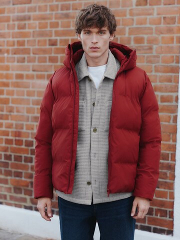 Geacă de iarnă de la Next pe roșu: față