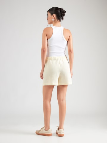 Largi Pantaloni de la Calvin Klein Jeans pe alb