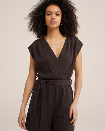 WE Fashion Jumpsuit in Bruin: voorkant