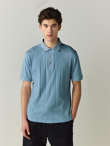 Tricou de la Next pe albastru: față