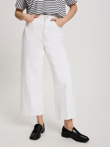 CROSS JEANS Wide leg Pants in White: front