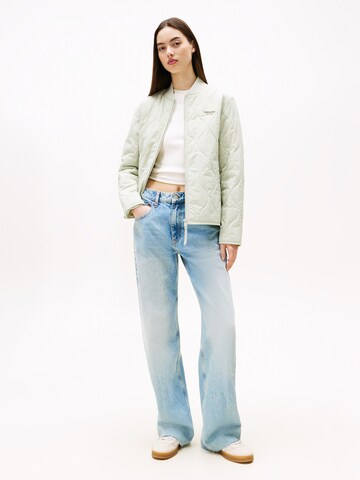 Tommy Jeans Демисезонная куртка в Зеленый