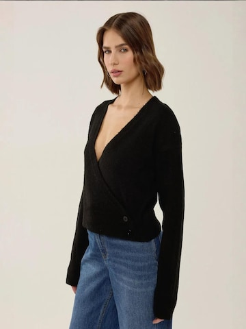 Hiccup Strickjacke in Schwarz: Vorderseite