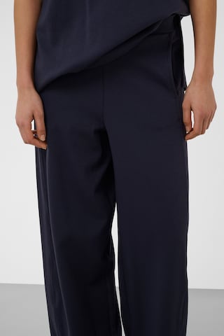 SOAKED IN LUXURY - regular Pantalón 'SLHevanne' en azul