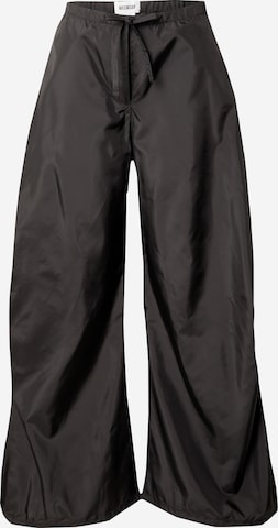 Tapered Pantaloni di WEEKDAY in nero: frontale