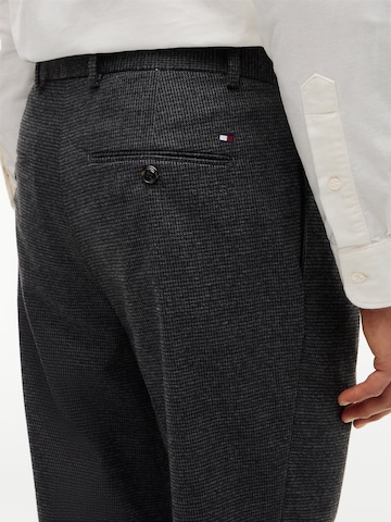 TOMMY HILFIGER Tapered Bandplooibroek 'New York Label' in Grijs
