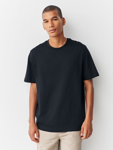 Next Shirt in Black: front