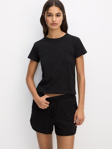 Pantaloni scurți de la Pull&Bear pe negru: față