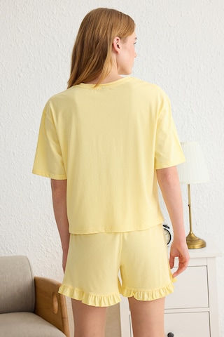 Trendyol Shorty in Yellow