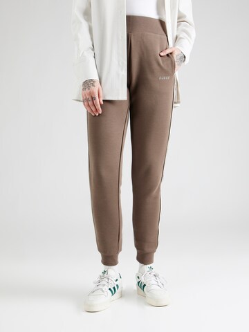 GUESS - Tapered Pantalón deportivo 'BRITNEY' en marrón
