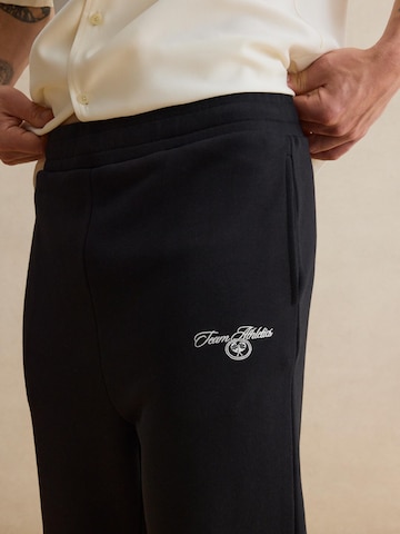 DAN FOX APPAREL Tapered Housut 'Matti' värissä musta