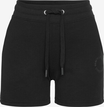 BENCH Regular Shorts in Schwarz: predná strana