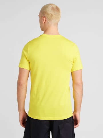 Coupe regular T-Shirt 'CLUB' Nike Sportswear en jaune