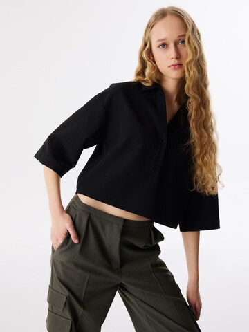 Twist Blouse in Black: front