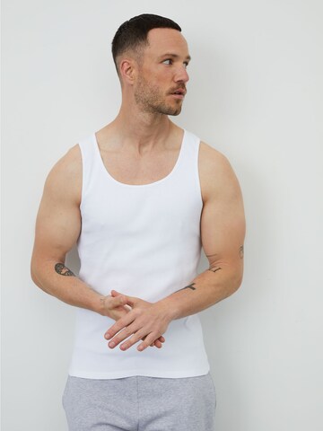 T-Shirt 'Nick' DAN FOX APPAREL en blanc : devant