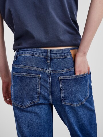 PIECES regular Jeans 'KESIA' i blå