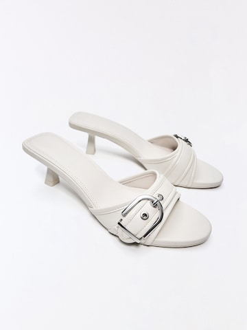Bershka Pantolette in Weiß