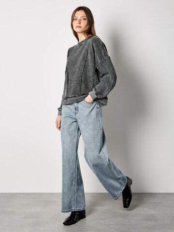 Apricot Trui ' ' in Grijs