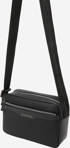 VALENTINO Чанта за през рамо тип преметка 'EFEO' в черно