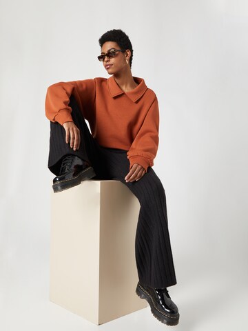 florence by mills exclusive for ABOUT YOU Свитшот 'Joy' в Коричневый