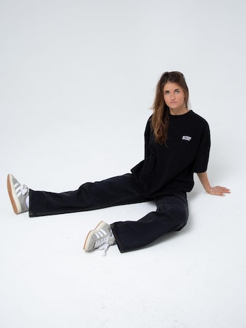 BAYSIDE BOUND Shirt 'THE 8K UNISEX OVERSIZE TEE' in Zwart