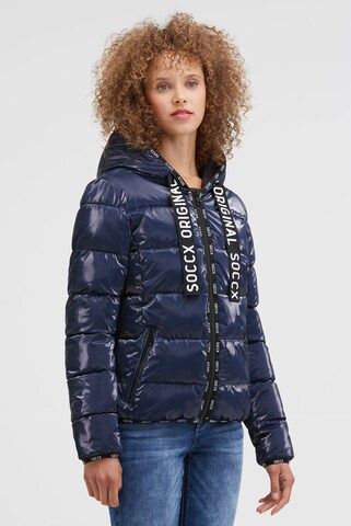 Soccx Glänzende Steppjacke mit Kapuze und Logo-Bändern in Blau: Vorderseite