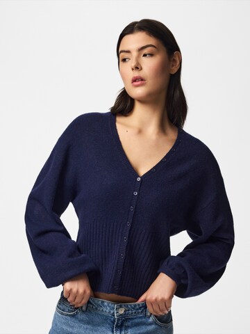 Cardigan 'PCSally' PIECES en bleu
