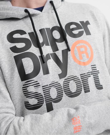 Coupe regular Sweat de sport Superdry en gris