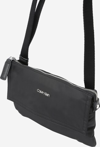 Calvin Klein Taška přes rameno – černá