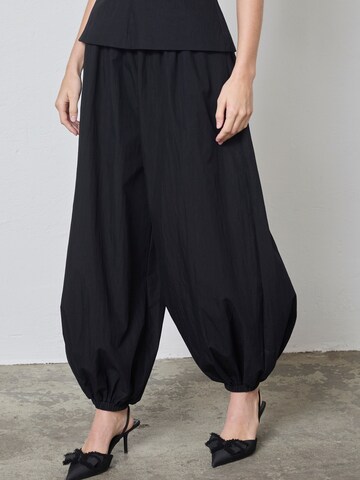 Tapered Pantaloni modello harem 'Acasia' di co'couture in nero: frontale